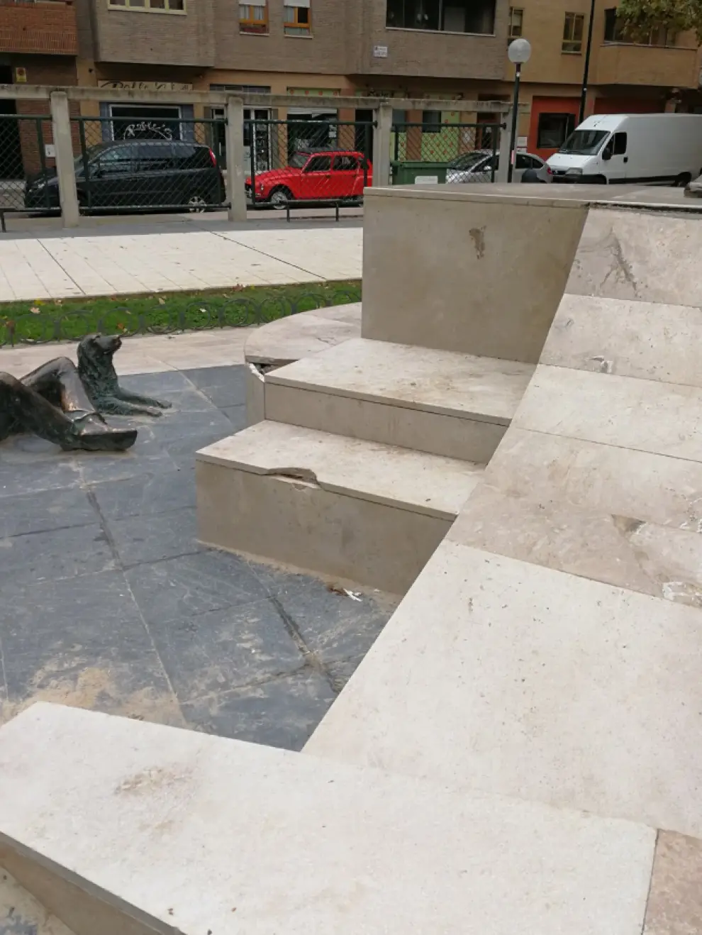 Jorge Azón solicita la reparación de la Plaza de la Esperaza