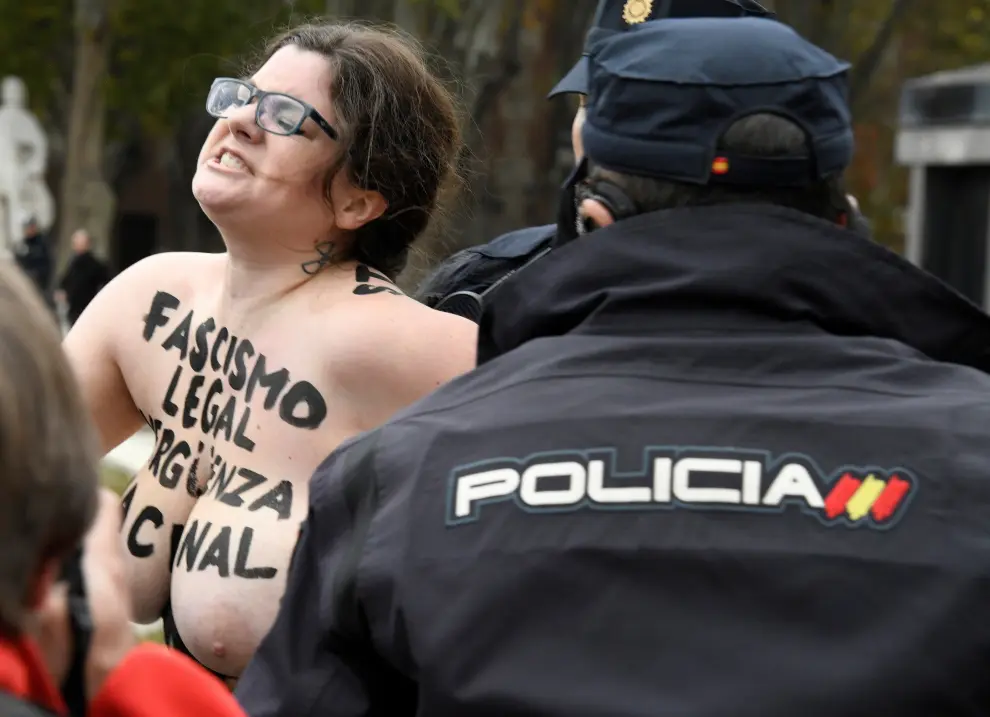 Protesta de Femen en un acto de la Falange en Madrid