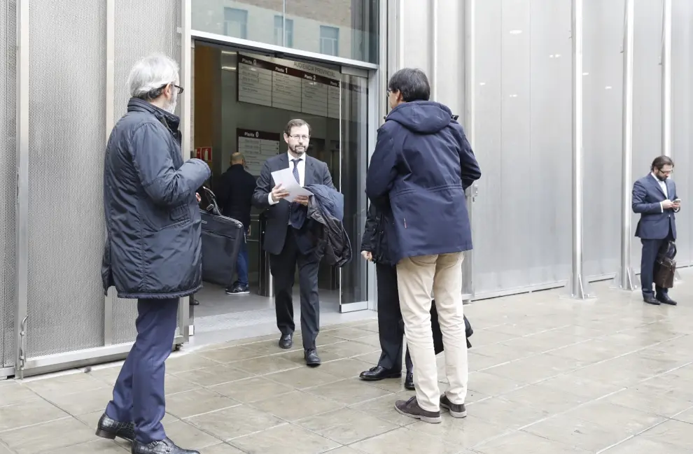 Varios abogados del caso Plaza, este lunes a primera hora de la mañana, en la Audiencia Provincial de Zaragoza, donde se han reunido con el tribunal.