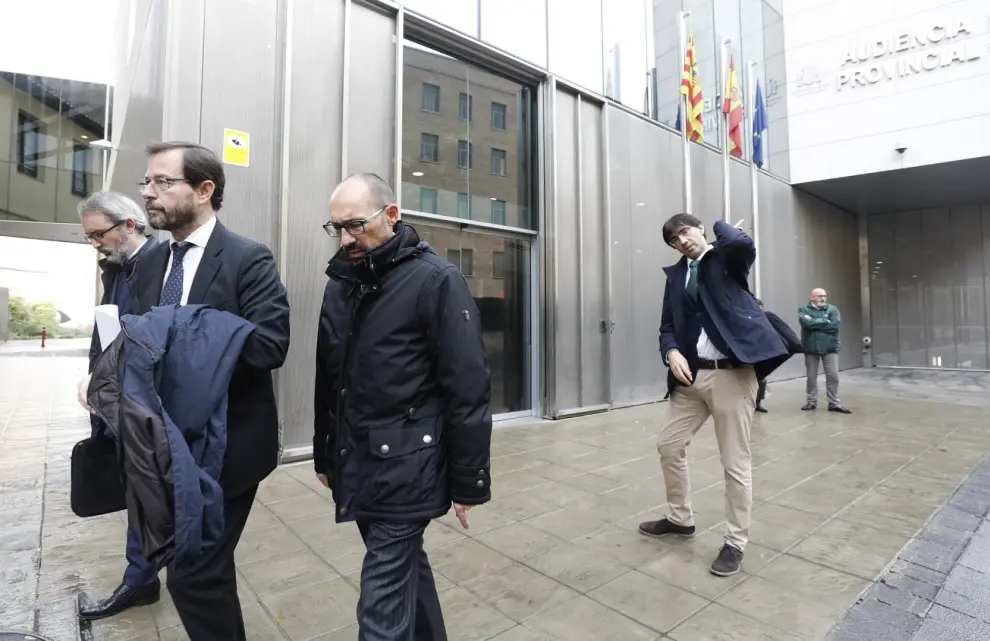 Varios abogados del caso Plaza, este lunes a primera hora de la mañana, en la Audiencia Provincial de Zaragoza, donde se han reunido con el tribunal.