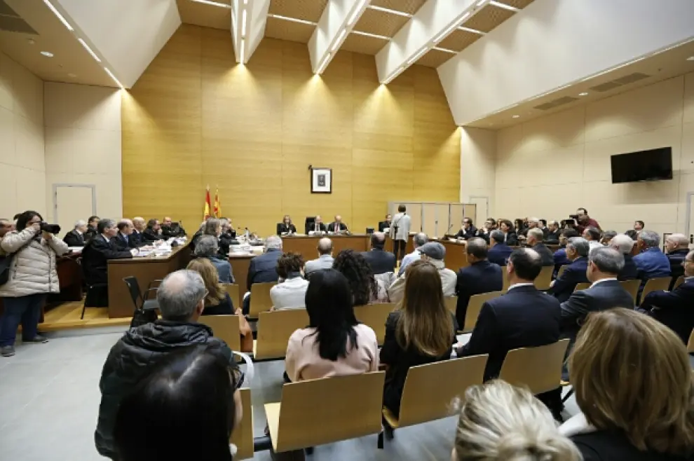 A pesar del nuevo aplazamiento del inicio del juicio del caso Plaza, la sala se constituyó y los acusados se sentaron en el banquillo.