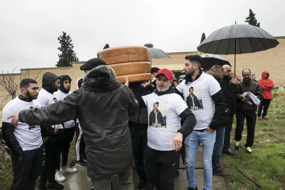 Un millar de personas asisten al entierro de Sami