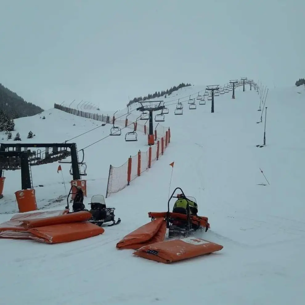 Vuelve la nieve al Pirineo oscense. Imagen de una de las estaciones de Aramón esta mañana