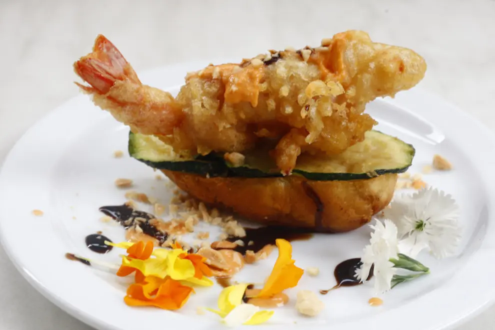 Cafetería Servet, con un gambón rebozado con bacon en tempura.