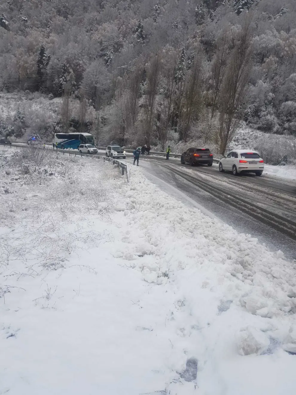 Un autobús escolar queda atascado por la nieve en Búbal