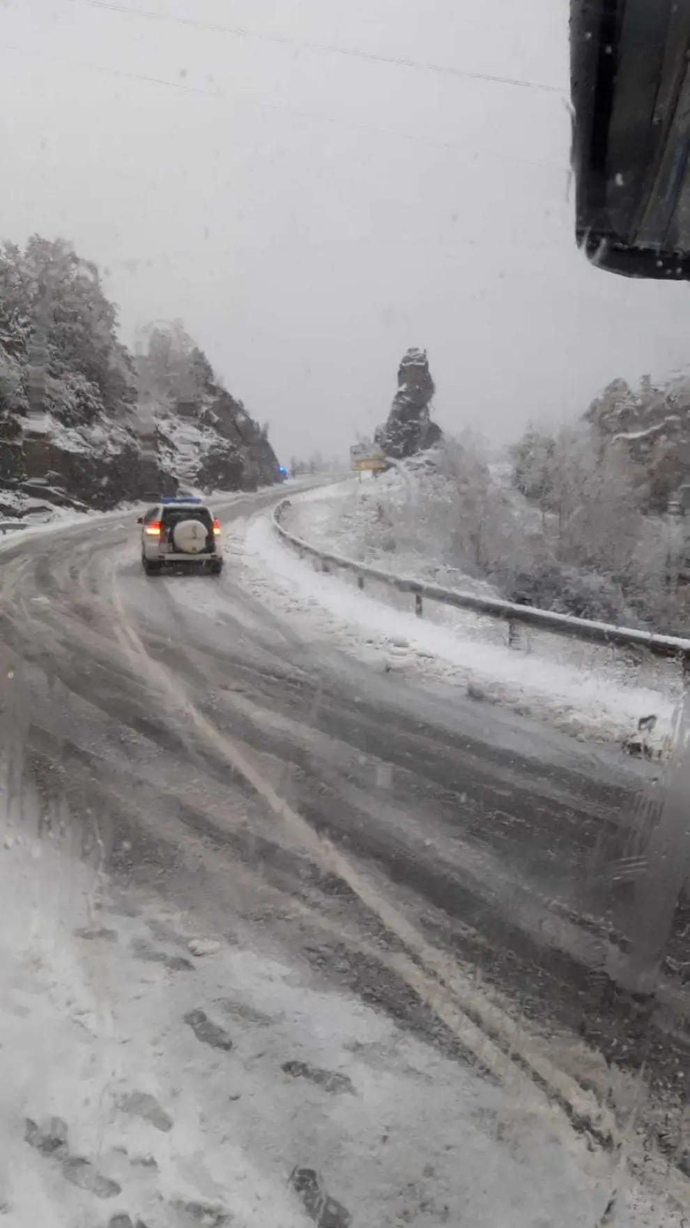Un autobús escolar queda atascado por la nieve en Búbal