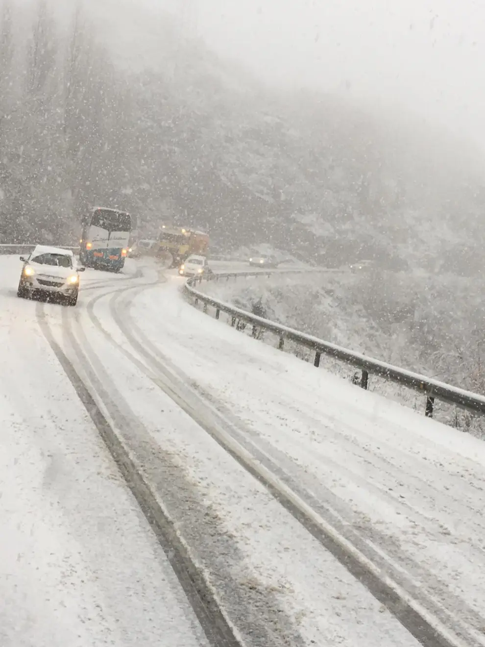 Vuelve la nieve al Pirineo oscense. Vehículos afectados por la nieve caída en la carretera A-136, en el término de Sallent de Gállego.