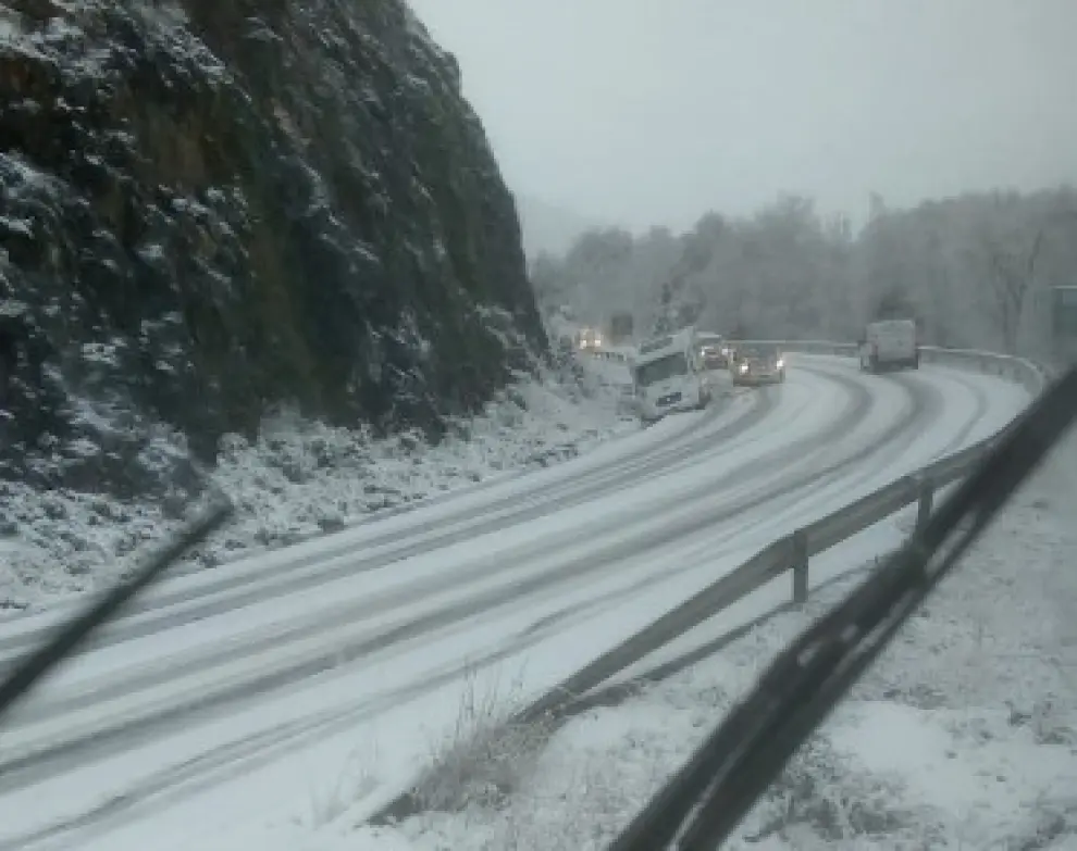 Vehículos afectados por la nieve caída en la carretera A-136, en la provincia de Huesca.