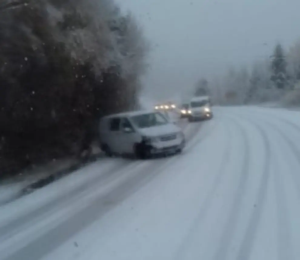 Un vehículo fuera de la carretera A-136 debido a la nieve en la provincia de Huesca.