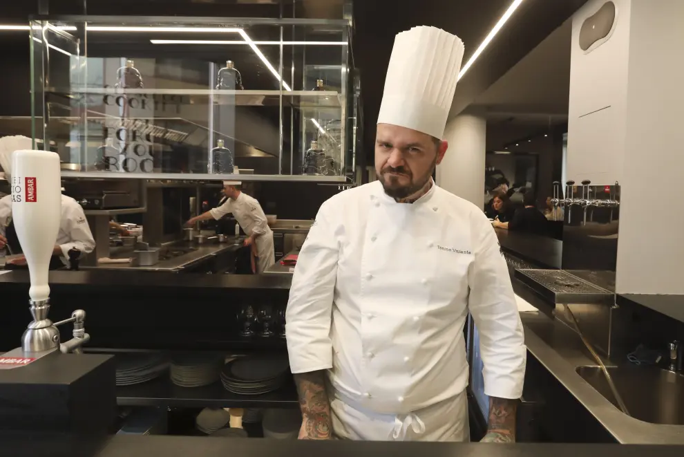 Tatau Bistro (Huesca). El chef oscense Tonino Valiente mantiene la distinción por quinto año consecutivo. Tatau Bistro se ha convertido ya en un referente culinario en Huesca, y lo respalda una gran inversión y una ubicación que ha permitido transformar su concepto.