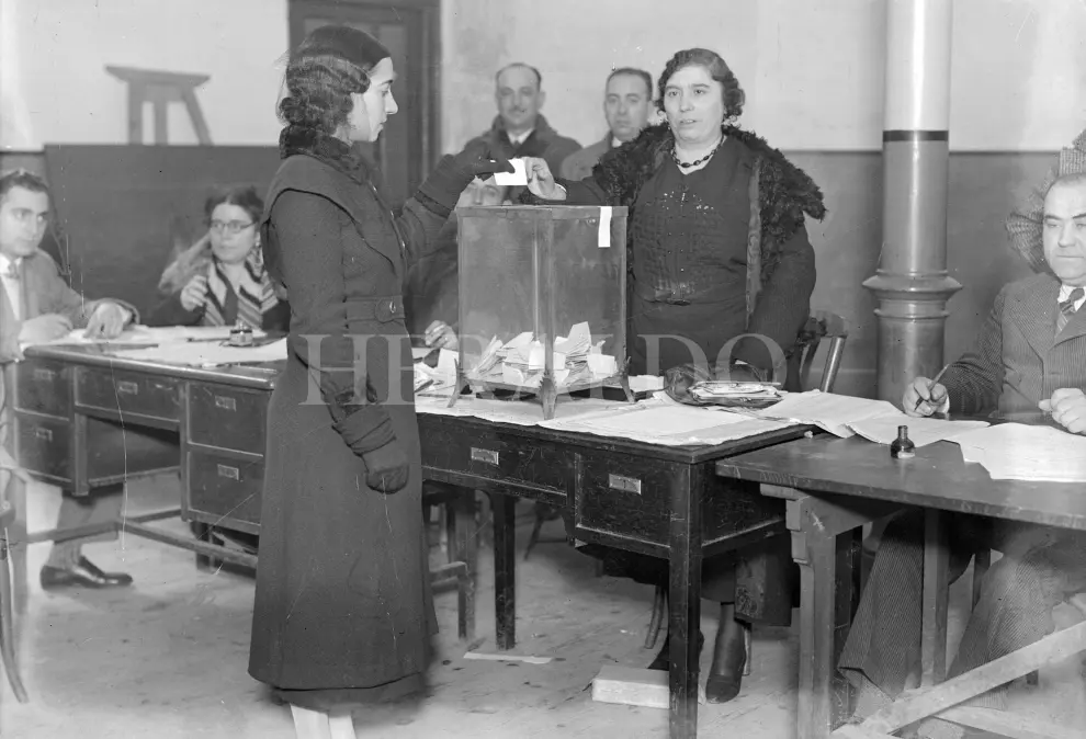 Se cumplen 85 años de la aprobación en las Cortes Españolas de la Constitución de 1931, que conlleva el sufragio universal, dando lugar al reconocimiento del derecho femenino al voto. En la fotografía, una mujer votando en las elecciones legislativas del 19 de noviembre de 1933, en Zaragoza.
