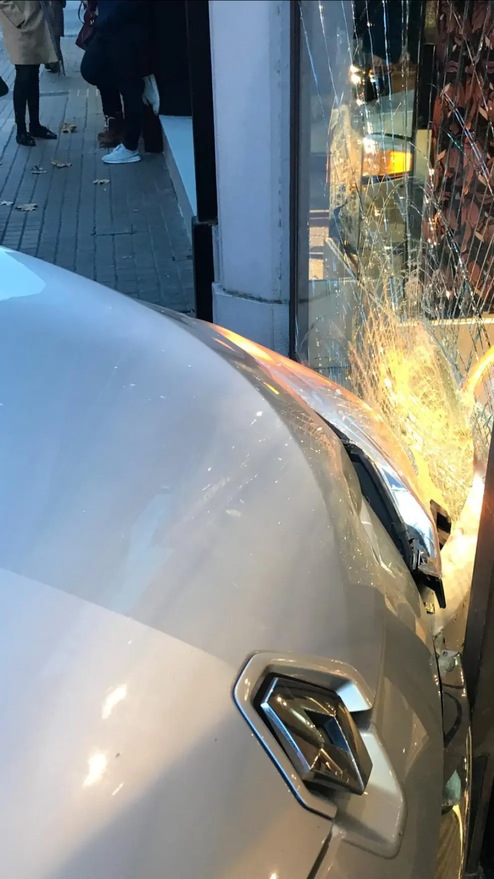 Un coche remonta la acera y choca contra un escaparate en el centro de Zaragoza