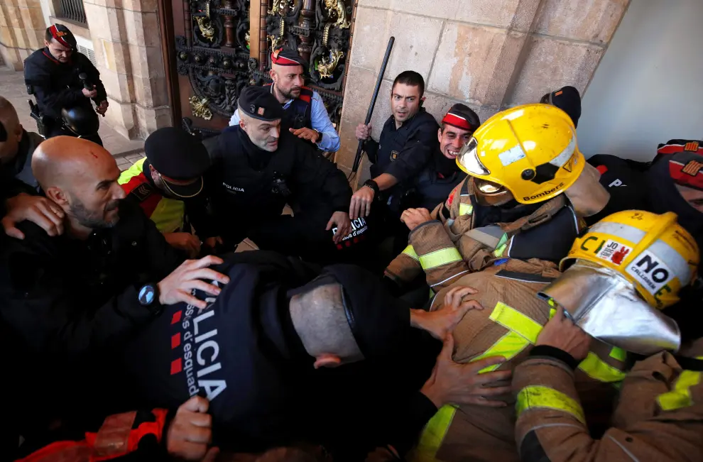 Tensión con los Mossos durante las protestas de Bomberos y médicos en Barcelona