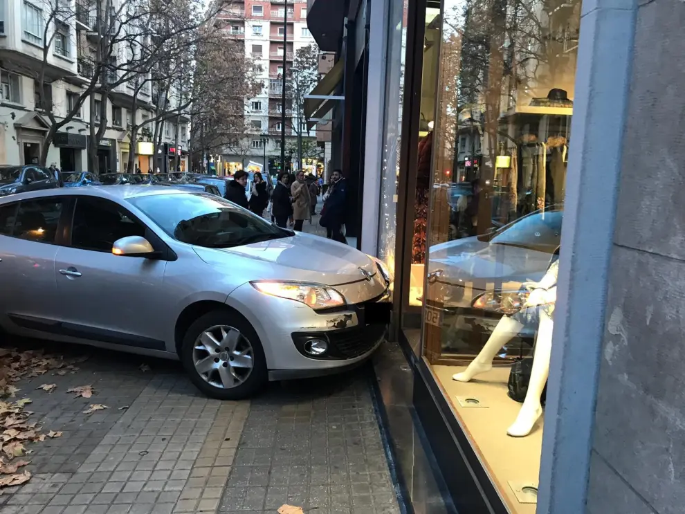Un coche remonta la acera y choca contra un escaparate en el centro de Zaragoza