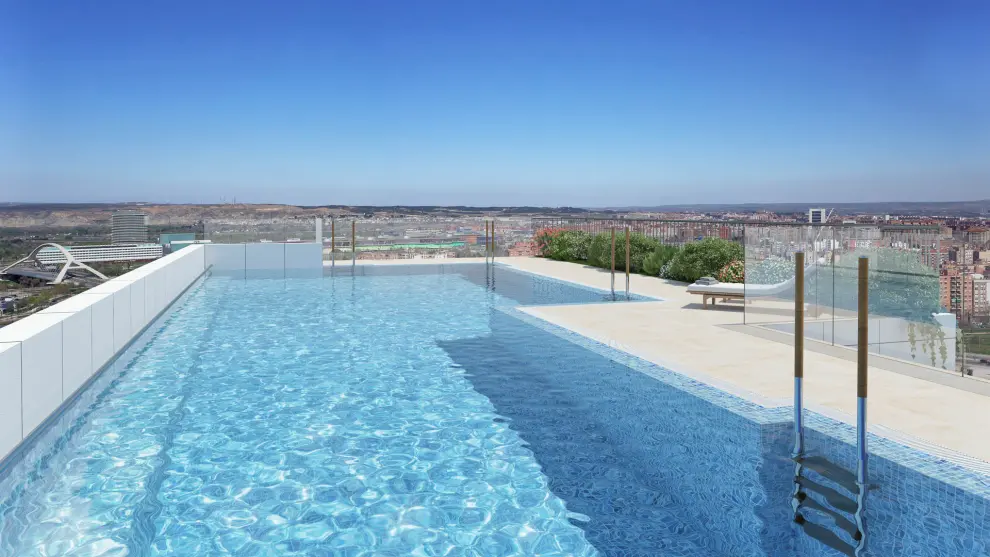 La piscina del piso 18 posee las mejores vistas de Zaragoza.
