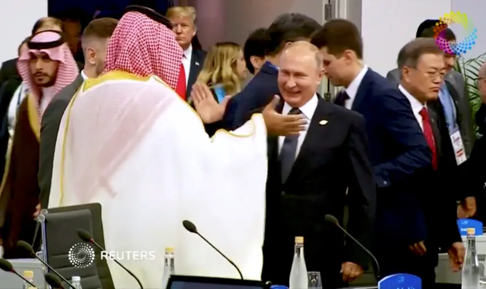 Putin y el príncipe heredero saudí chocan palmas en la cumbre del G20.