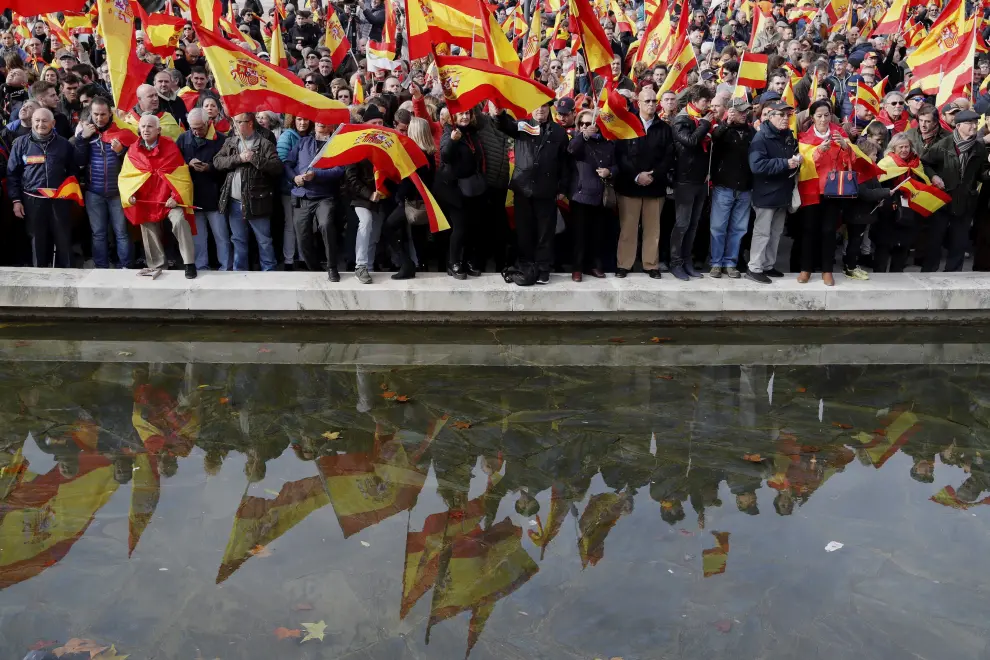 Miles de personas se manifiestan contra la "impunidad" de "golpistas" catalanes