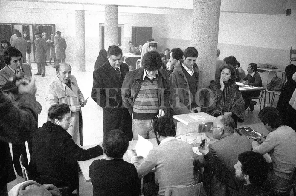 Votaciones en un colegio electoral de Zaragoza durante el referéndum sobre la Constitución el 6 de diciembre de 1978. En la imagen, Juan Antonio Bolea Foradada, entonces presidente del Gobierno de Aragón, haciendo fila para votar acompañado de su hijo.