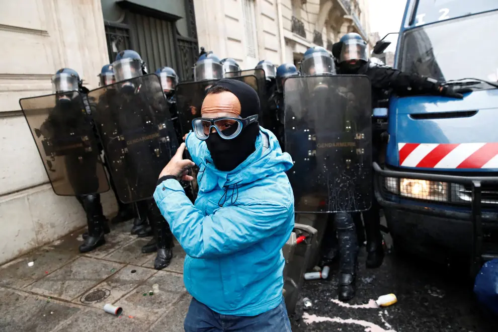 Cargas policiales contra los chalecos amarillos en París