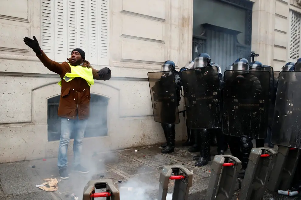 Cargas policiales contra los chalecos amarillos en París