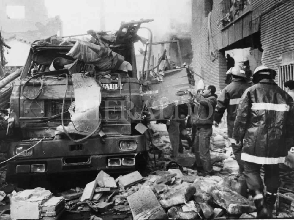 Atentado de ETA con un coche bomba contra la casa cuartel de la Guardia Civil en la avenida Cataluña de Zaragoza el 11 de diciembre de 1987.