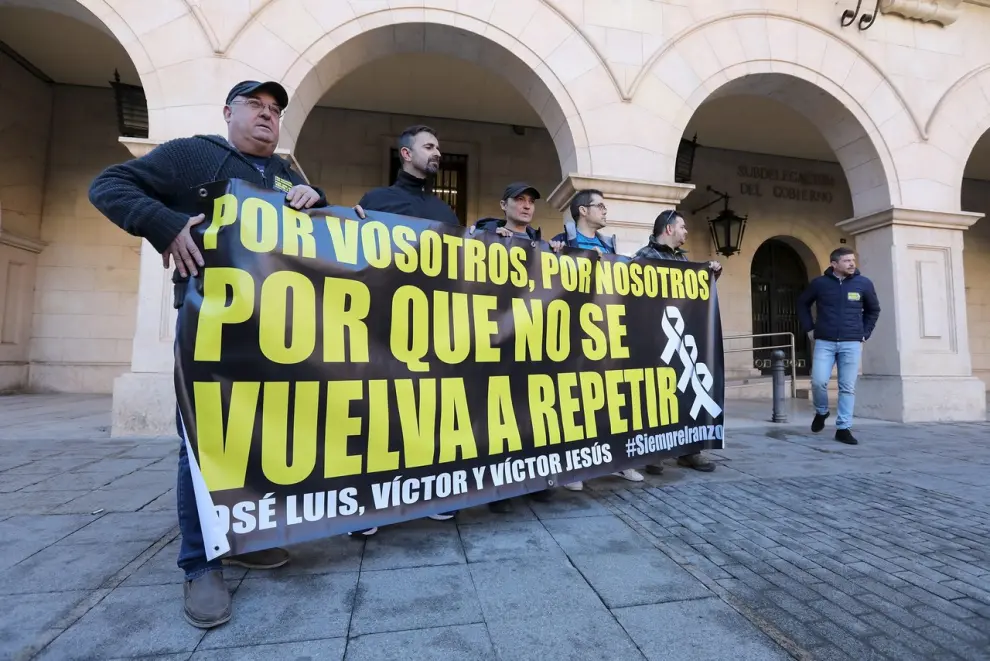 Entrega del manifiesto de los amigos de José Luis Iranzo, asesinado por Igor el Ruso, en el registro de la Subdelegación del Gobierno, el 4 de enero de 2018.