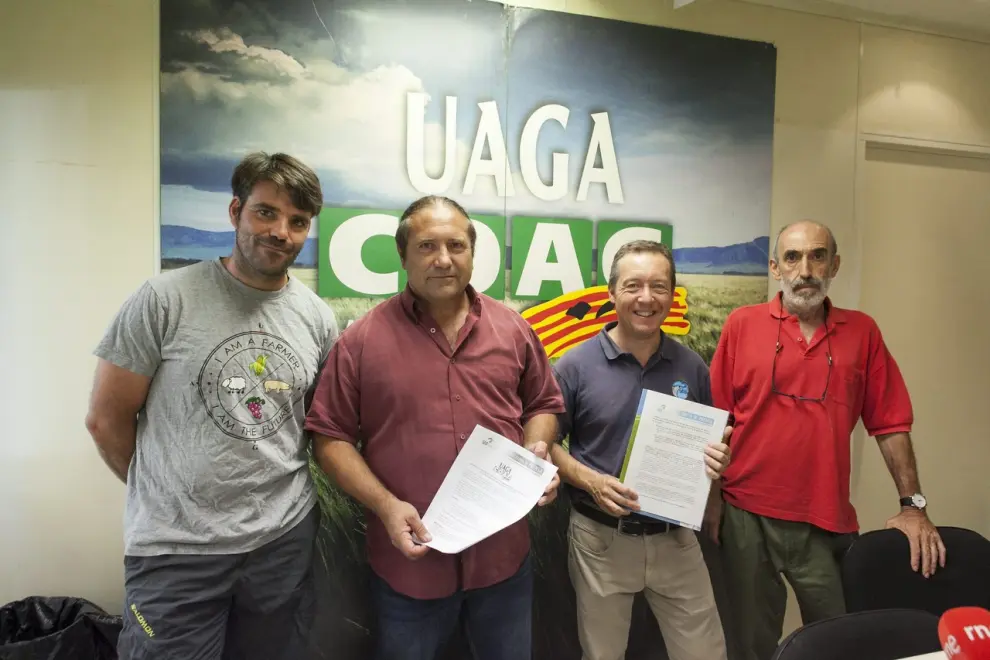 Foto de José Luis Iranzo (primero por la izquierda) en un acto de UAGA.