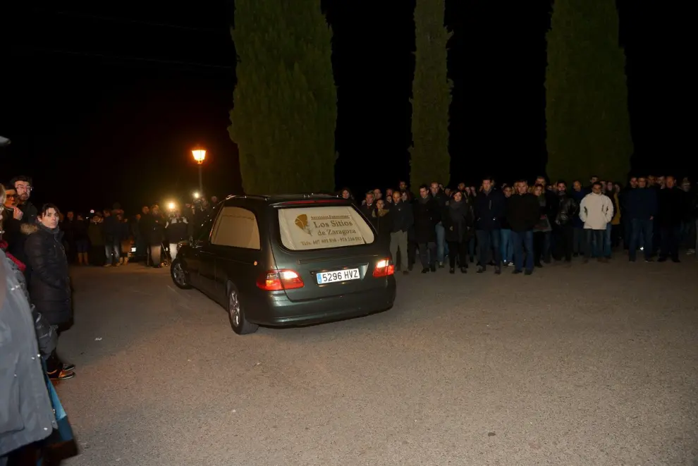 El coche fúnebre con el cuerpo de José Luis Iranzo llega al tanatorio de Andorra el 14 de diciembre ante la presencia de familiares y vecinos.