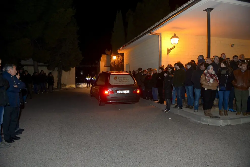 El coche fúnebre con el cuerpo de José Luis Iranzo llega al tanatorio de Andorra el 14 de diciembre ante la presencia de familiares y vecinos.