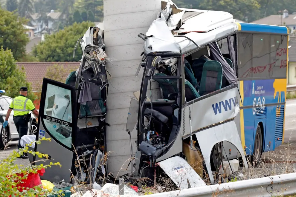 3 DE SEPTIEMBRE. Estado en el que ha quedado el autobús de línea de la compañía Alsa tras colisionar contra un pilar de cemento en Avilés