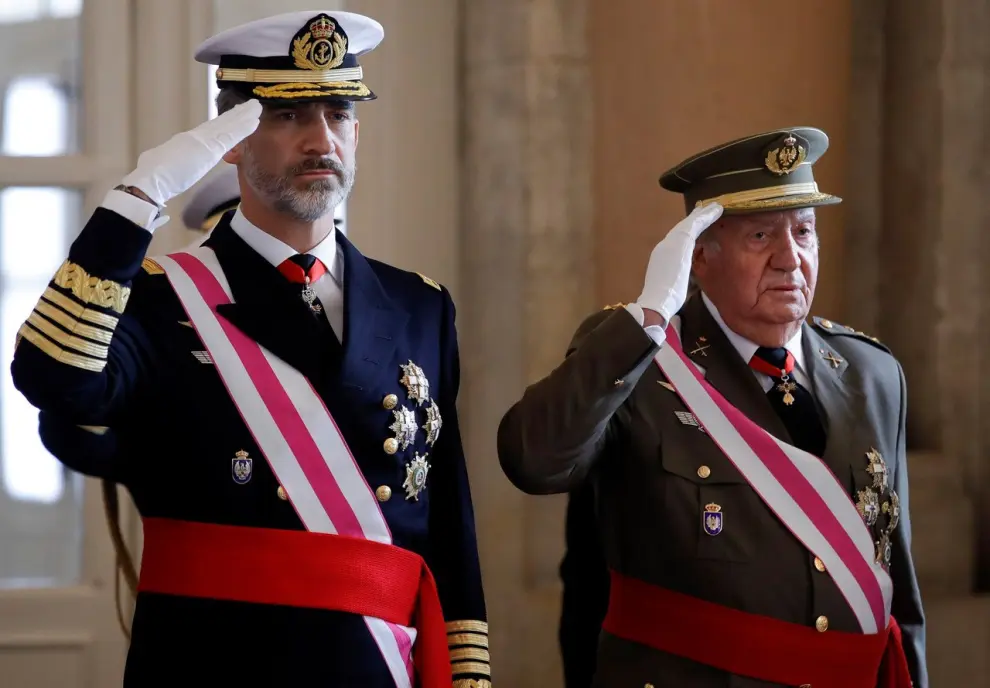 6 DE ENERO. El rey Felipe VI y el rey emérito Juan Carlos, escuchan el himno nacional, a su llegada a la celebración de la Pascua Militar en el Palacio Real, el primero de los actos con los que se va a homenajear a los Reyes eméritos por sus aniversarios a lo largo de 2018