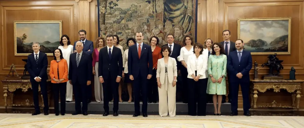 7 DE JUNIO. Foto de familia de los nuevos ministros, acompañados del Rey Felipe Felipe VI (c), y el presidente del gobierno Pedro Sánchez (2i) tras prometer su cargo