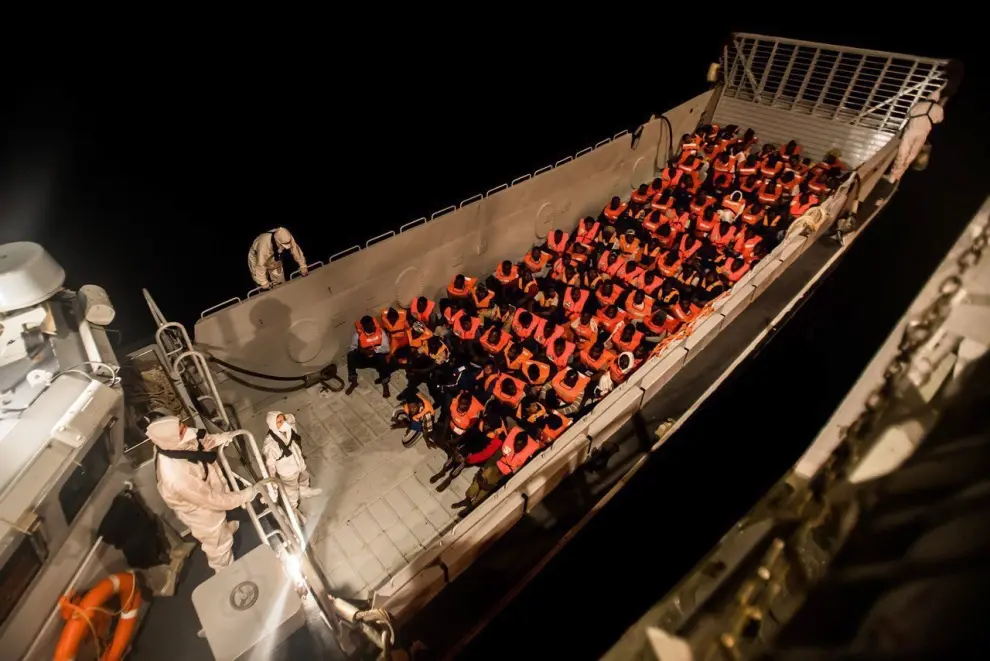 10 DE JUNIO. Rescate en alta mar de parte de los 629 inmigrantes rescatados por el barco 'Aquarius', al que se le ha impedido atracar en Italia y Malta