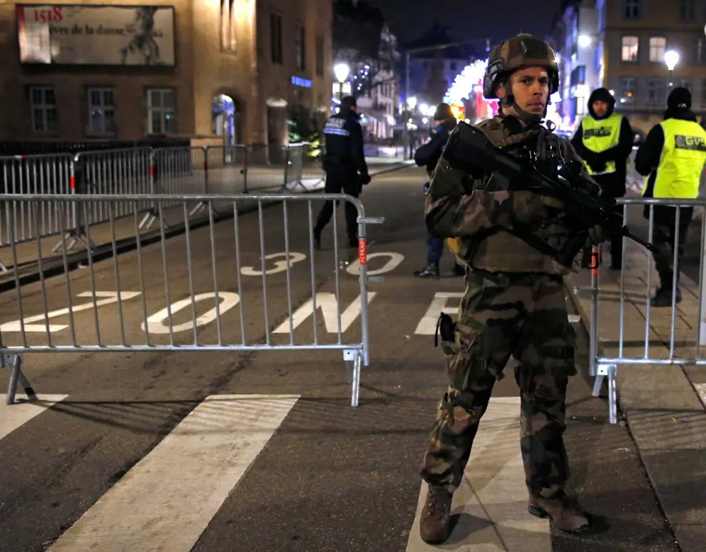 11 DE DICIEMBRE. Atentado Yihadista. Un policía asegura la zona del tiroteo en Estrasburgo
