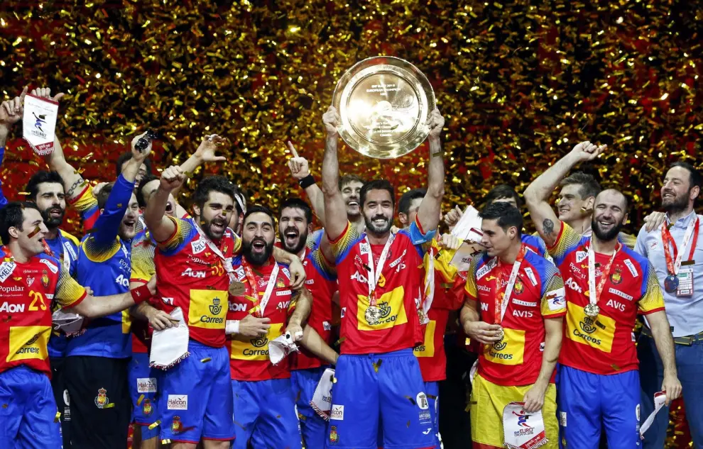 28 DE ENERO. Los jugadores de la Selección Española de balonmano celebran la consecución del Campeonato de Europa celebrado en Zagreb (Croacia)
