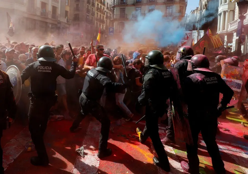 29 DE SEPTIEMBRE. Los mossos cargan contra manifestantes separatistas en una protesta en Barcelona