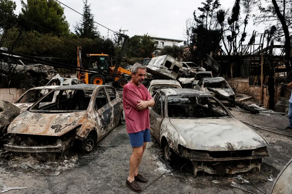 24 de JULIO. Un residente observa los destrozos registrados en una vivienda en Mati (Grecia) en los graves incendios que asolaron la zona, en la costa al noreste de Atenas