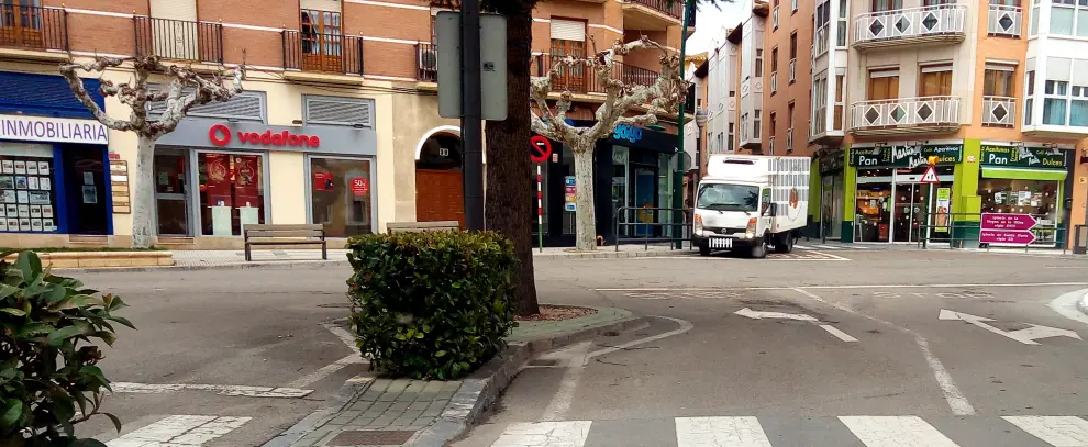 Ejea de los Caballeros. Junto al Ayuntamiento: árbol que invade dos carriles en el Pº Cosculluela.