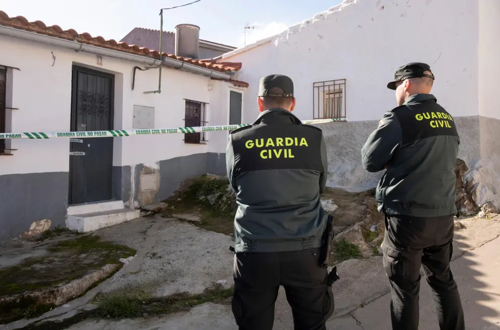 Agentes de la Guardia Civil custodian la casa en la que vivía desde el 5 de diciembre la joven desaparecida Laura Lelmo en El Campillo (Huelva).