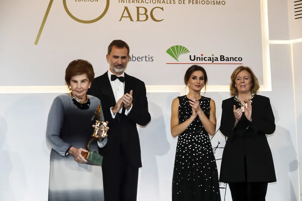 Pilar de Yarza Mompeón, presidenta editora de HERALDO DE ARAGÓN, recibía este lunes el Premio Luca de Tena de Periodismo en una gala presidida por los Reyes de España.