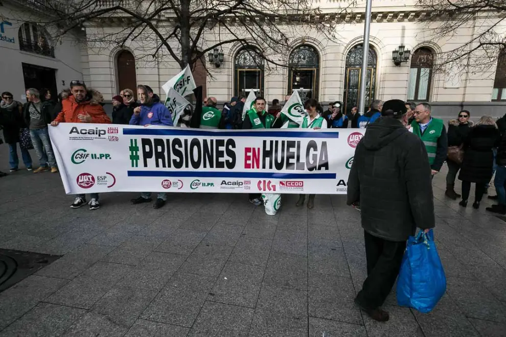 Concentración de los funcionarios de prisiones en la plaza de España