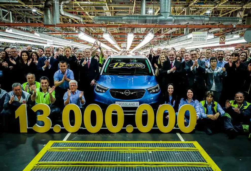 5 de abril. La planta de Opel Figueruelas celebra la fabricación de su coche número 13.000.000 y anuncia que aumentará su plantilla con dos nuevos turnos.
