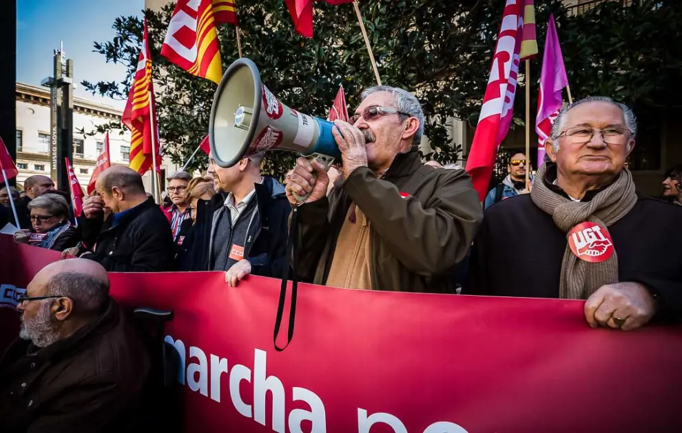 15 de febrero. Cientos de jubilados salen a la calle en Aragón a favor de las pensiones públicas, criticando la subida del 0,25% de ridícula.