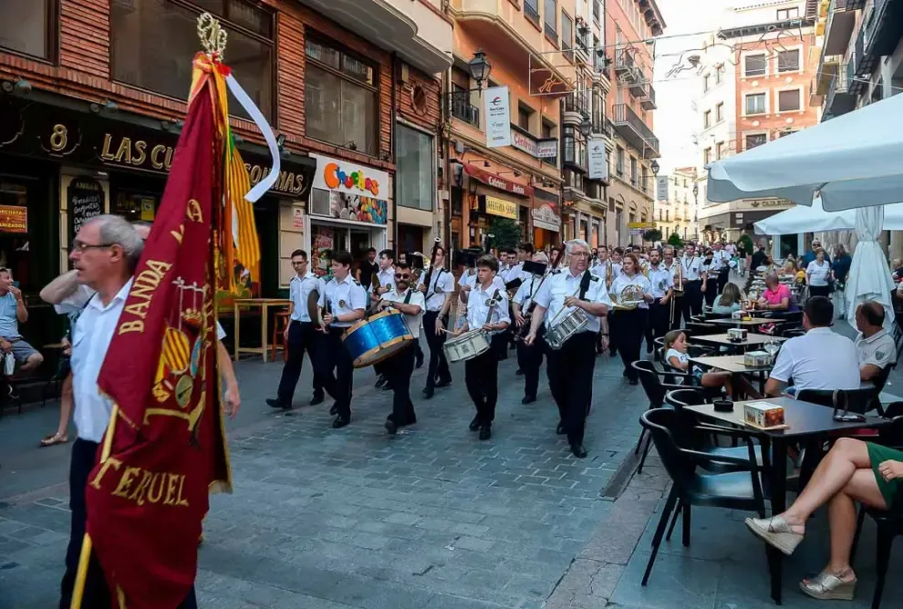 29 de junio. La música inunda Teruel en el pregón de las fiestas. Los integrantes de la banda Santa Cecilia ejercieron como mantenedores durante el acto.