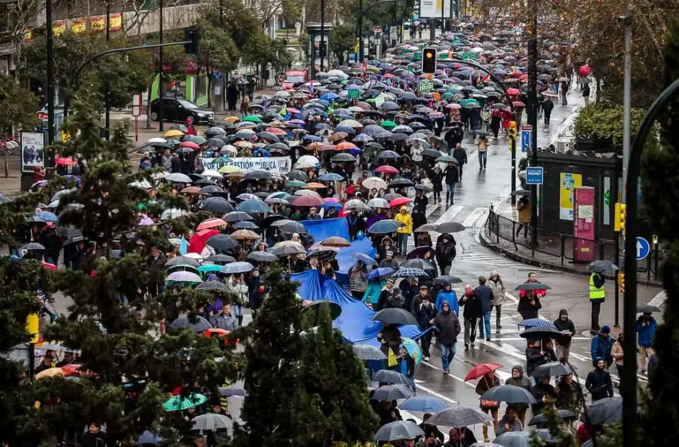 4 de febrero. Miles de personas (3.500 según la Delegación de Gobierno y 10.000 según la organización) protestas en Zaragoza contra el ICA, el Impuesto sobre la Contaminación de las Aguas.