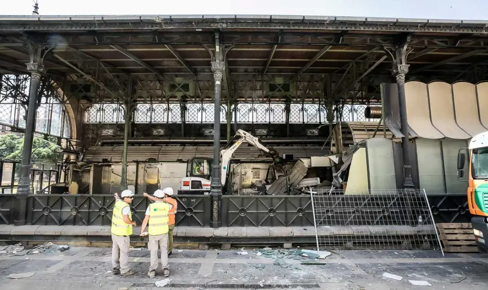 26 de junio. Comienza la demolición de los antiguos puestos del Mercado Central de Zaragoza.
