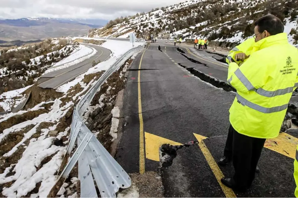 13 de abril. El hundimiento de un tramo de 50 metros de longitud por 20 de ancho corta la carretera N-330 en Monrepós, el principal acceso al Pirineo aragonés. El tráfico se reabre con un paso provisional una semana después.