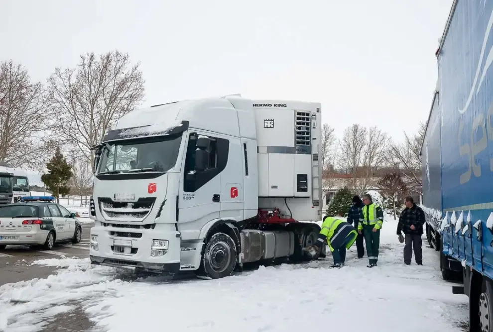 6 de febrero. El temporal de nieve que azota a la provincia de Teruel desde hace tres días mantiene atrapados durante horas a cerca de 500 transportistas que cruzaban Aragón por la autovía Mudéjar.