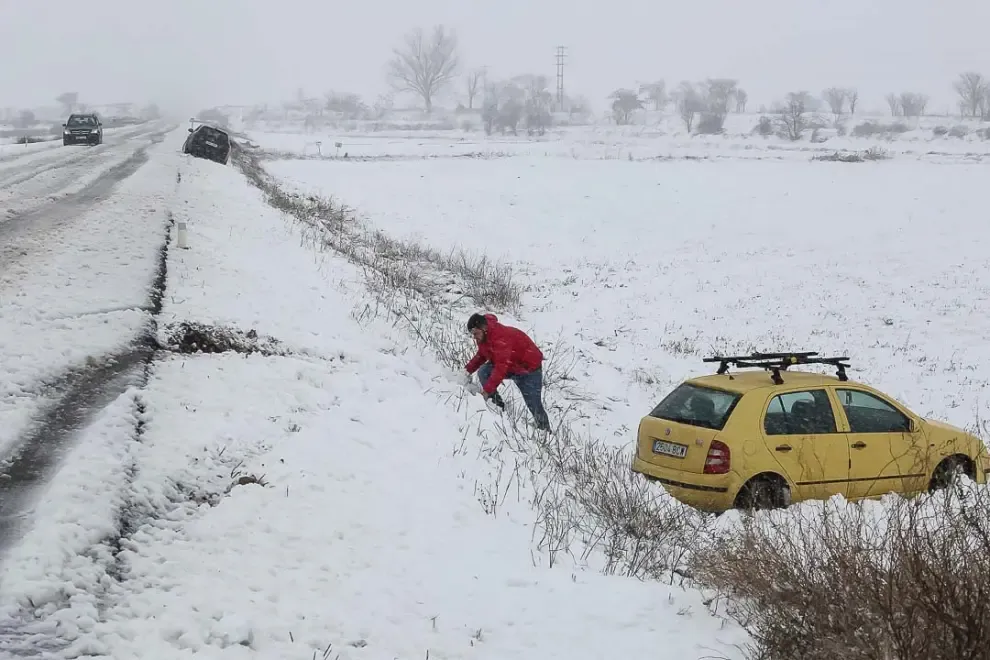 28 de febrero. Una intensa nevada deja en Aragón tres muertos y problemas en 1.500 kilómetros de carreteras.