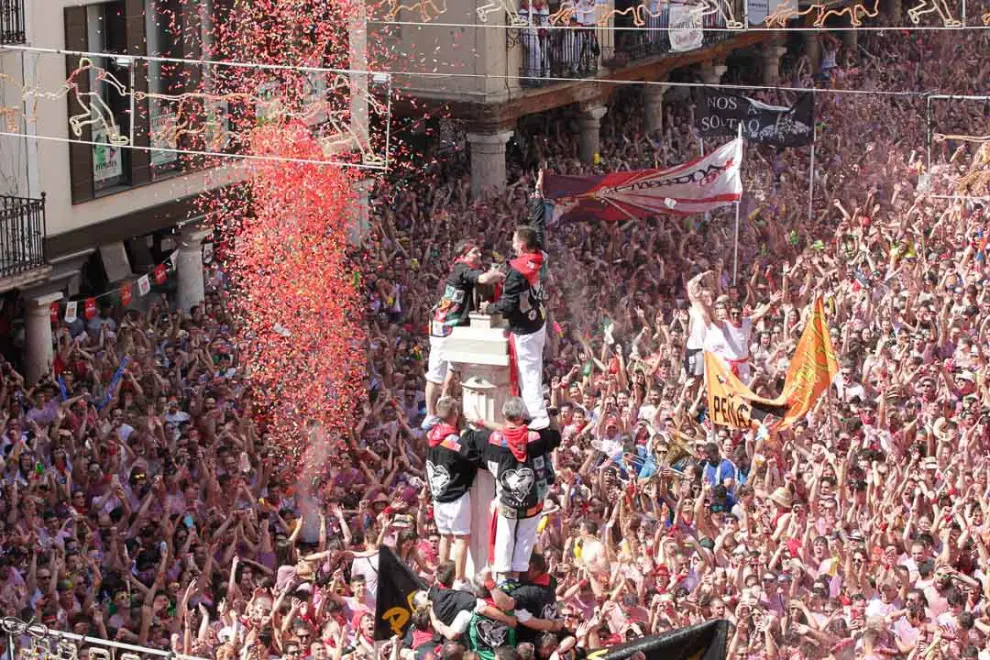 7 de julio. La Vaquilla desata la alegría en Teruel. Los peñistas Alfonso Muñoz y Diego Sánchez colocaron el pañuelo al Torico en la plaza ante más de 7.000 personas.